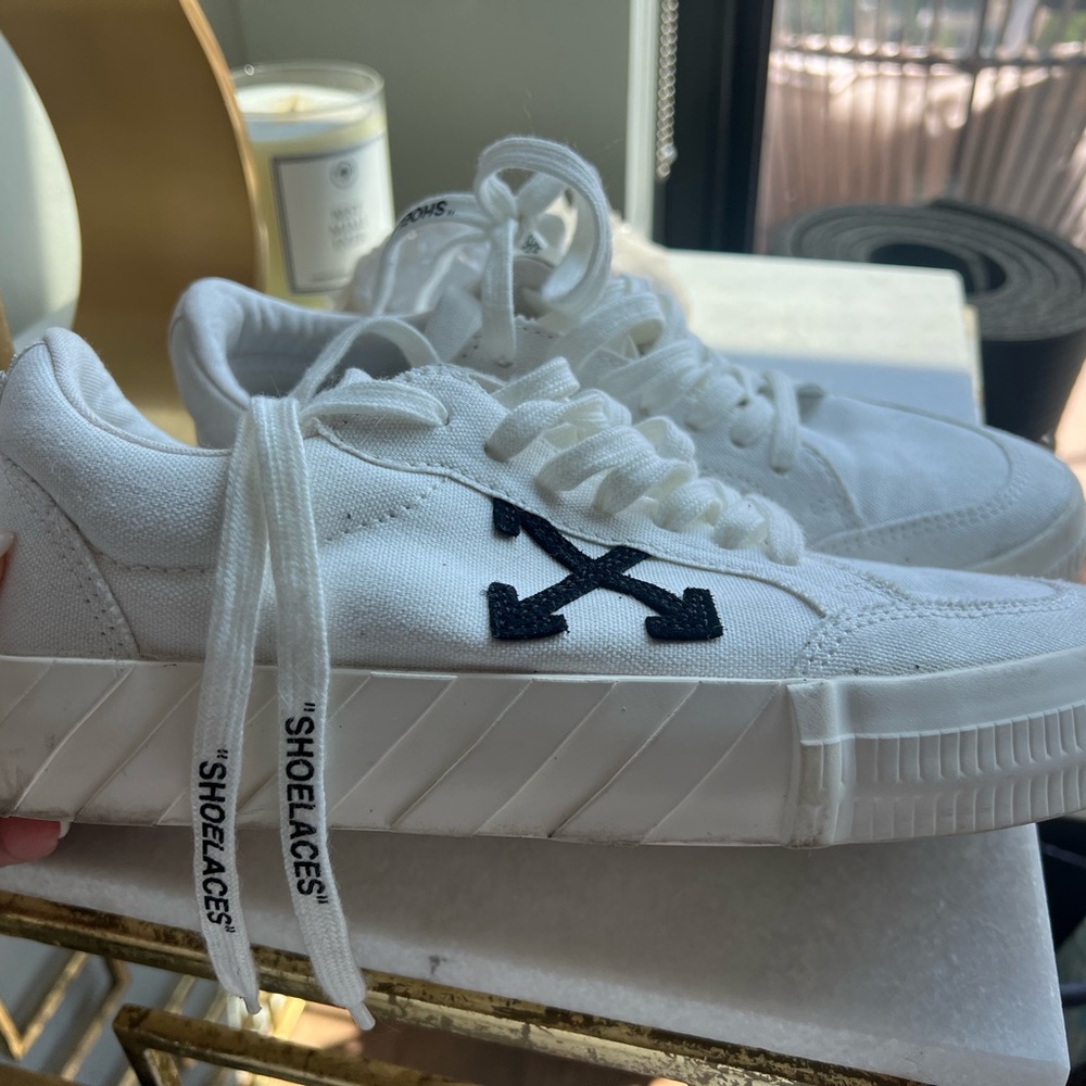 Off-White Sneaker - image 3